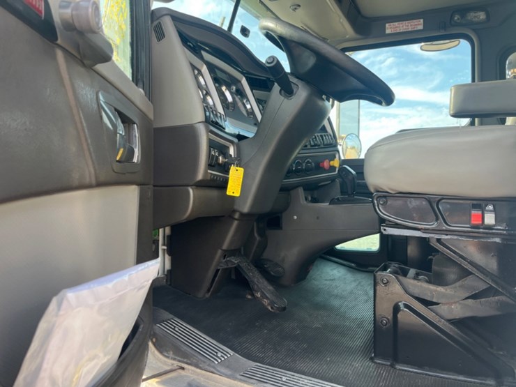 2020-kenworth-t800-image-16
