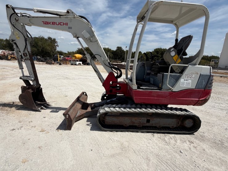 takeuchi-tb235-image-8