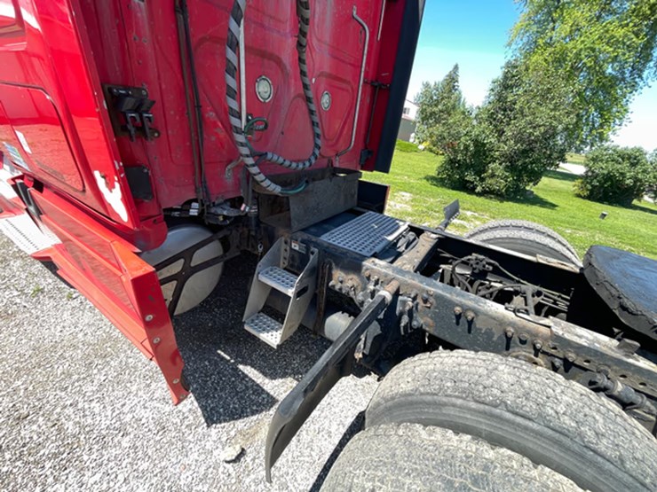 #118-•-2014-freightliner-semi-tractor-(has-wi-title)-(denmark,-wi)-image-22