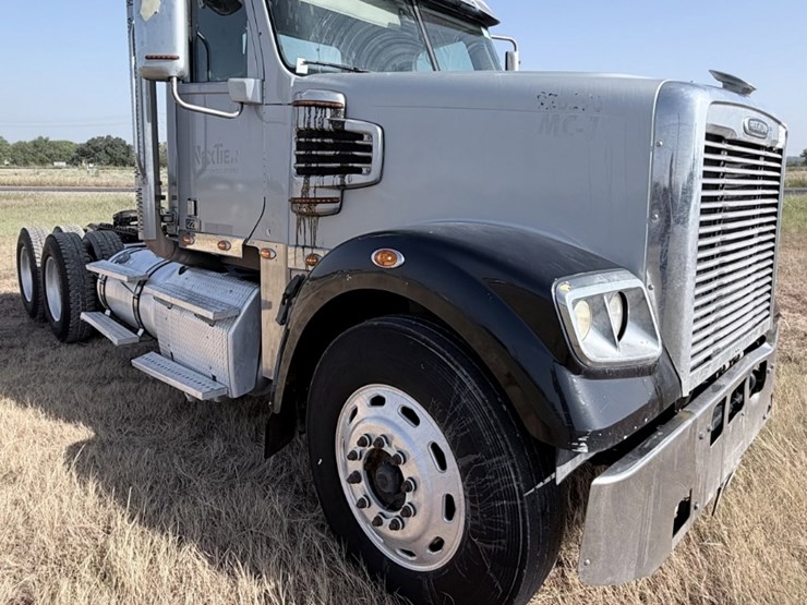 2014-freightliner-122sd-image-3
