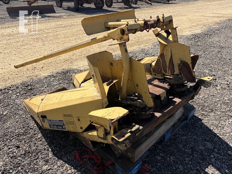 new-holland-824-image-2