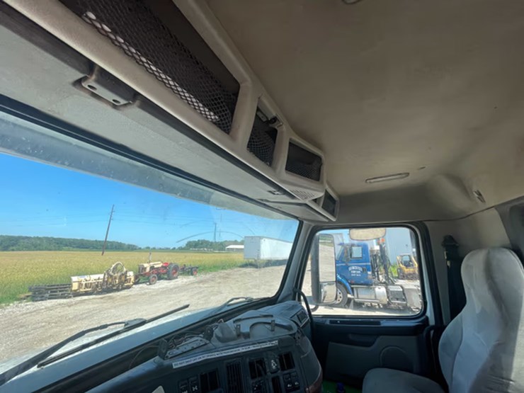 #120-•-2008-volvo-semi-tractor-(has-wi-title)-(whitelaw,-wi)-image-36
