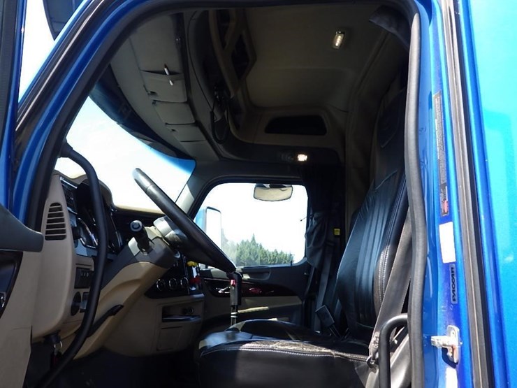 2015-peterbilt-325-image-30
