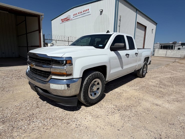 2017-chevrolet-silverado-1500-image-1