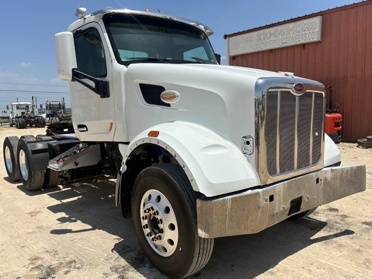 2020-peterbilt-567-image-3