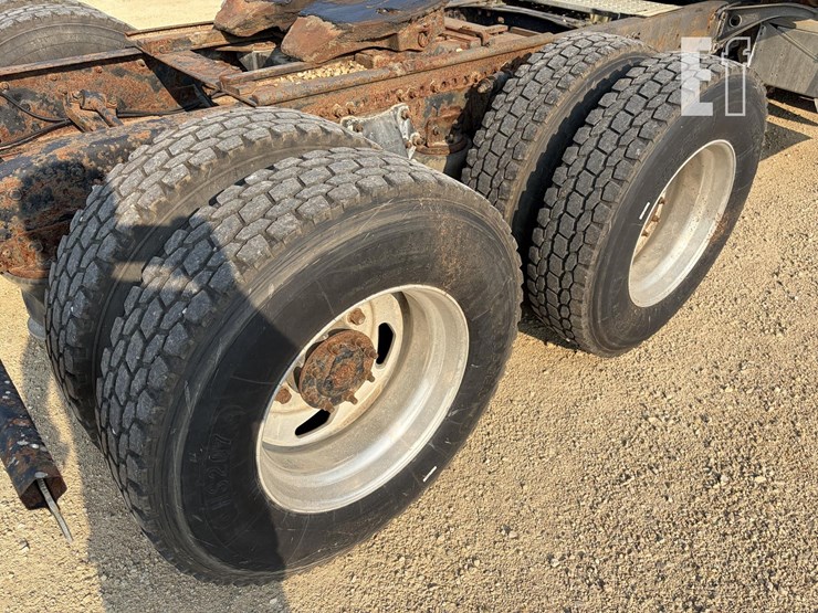 2002-freightliner-columbia-120-image-10