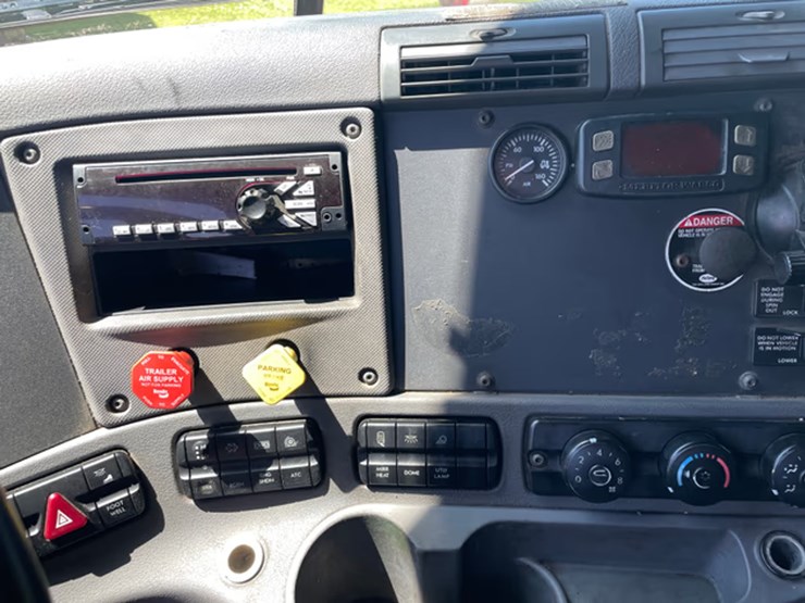 #118-•-2014-freightliner-semi-tractor-(has-wi-title)-(denmark,-wi)-image-53