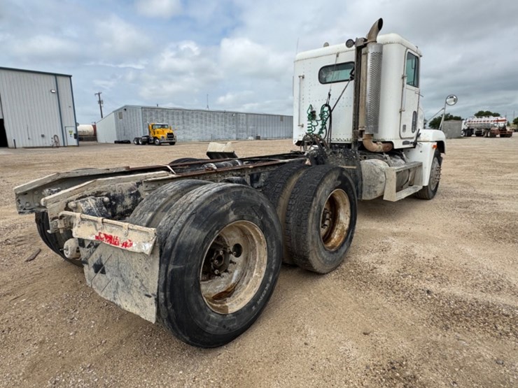 1996-freightliner-fld120-image-5
