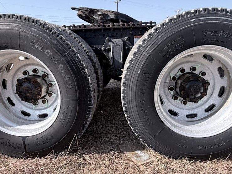 2014-freightliner-122sd-image-18