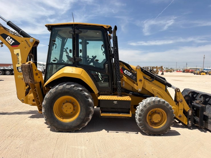 2021-caterpillar-420f2-it-image-4