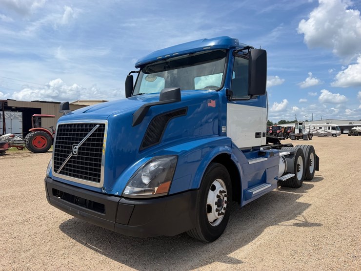 2017-volvo-vnl64t300-image-1