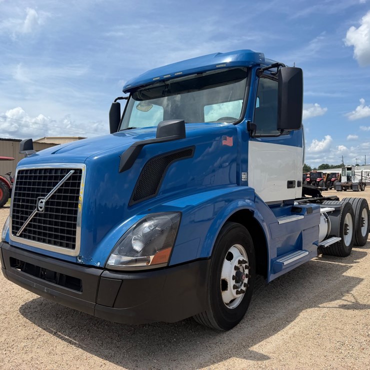 2017 VOLVO VNL64T300
