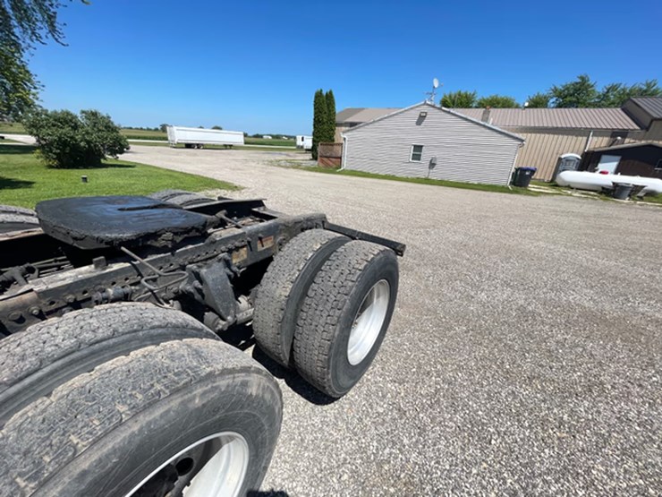 #118-•-2014-freightliner-semi-tractor-(has-wi-title)-(denmark,-wi)-image-16
