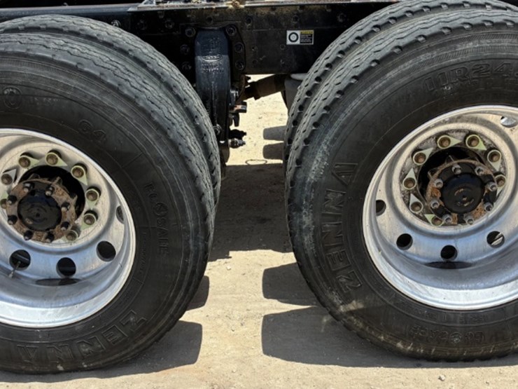2020-peterbilt-567-image-13