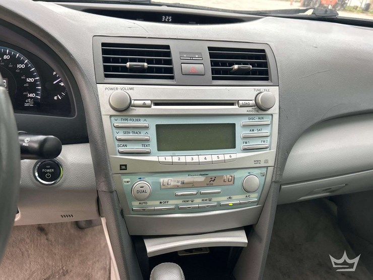 2009-toyota-camry-hybrid-sedan-image-19
