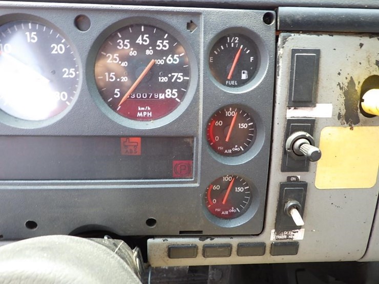 1999-freightliner-fl70-image-47