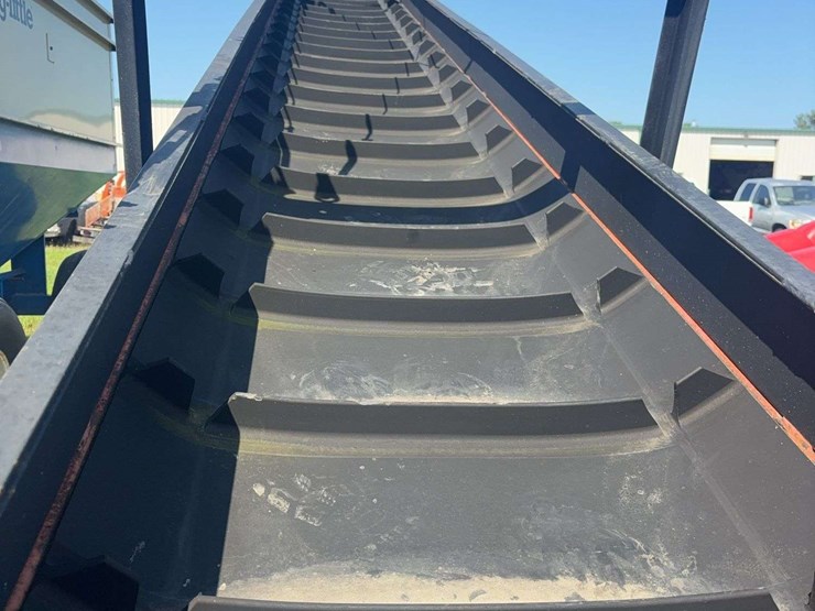 2015-layco-35ft-commodity-conveyor,-28''-belt,-electric-15hp-motor,-low-use,-cleated-belt-image-6