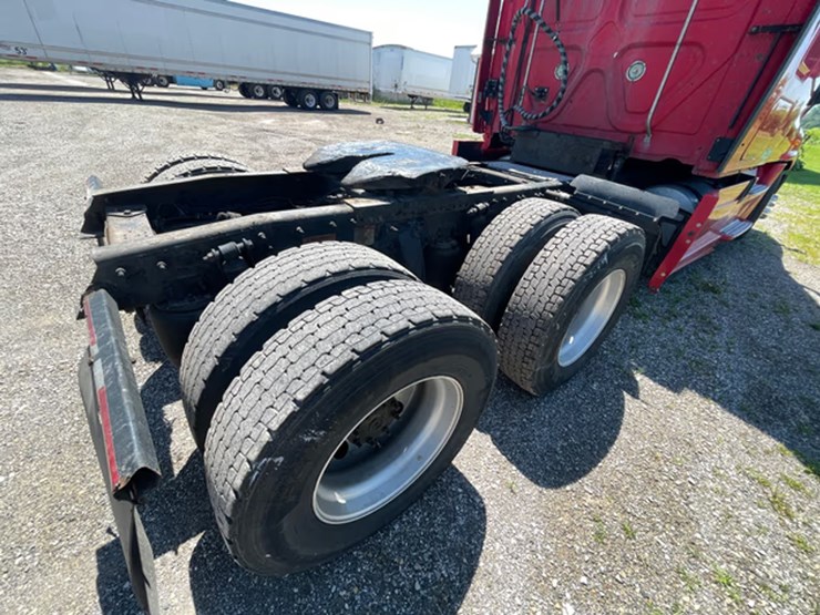 #118-•-2014-freightliner-semi-tractor-(has-wi-title)-(denmark,-wi)-image-34