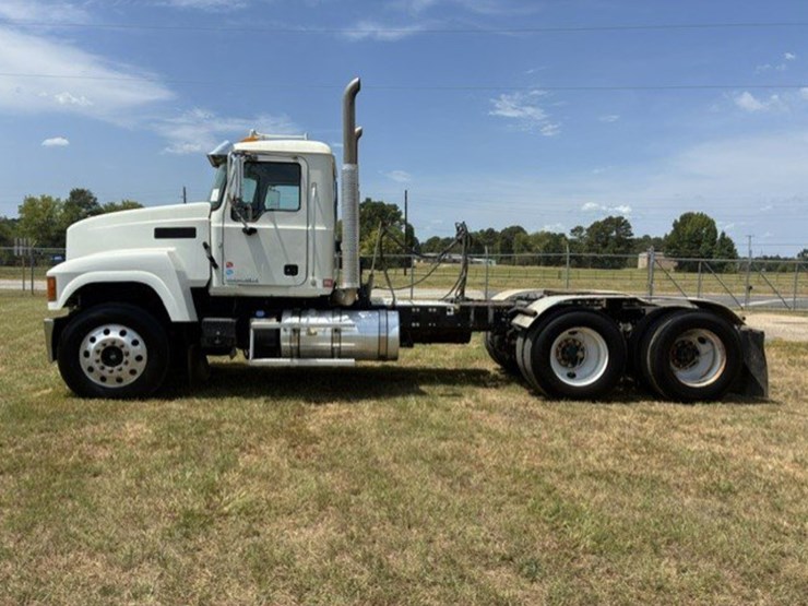 2016-mack-chu613-daycab-truck-image-5