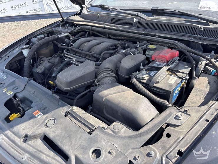 2015-ford-taurus-sedan-image-10