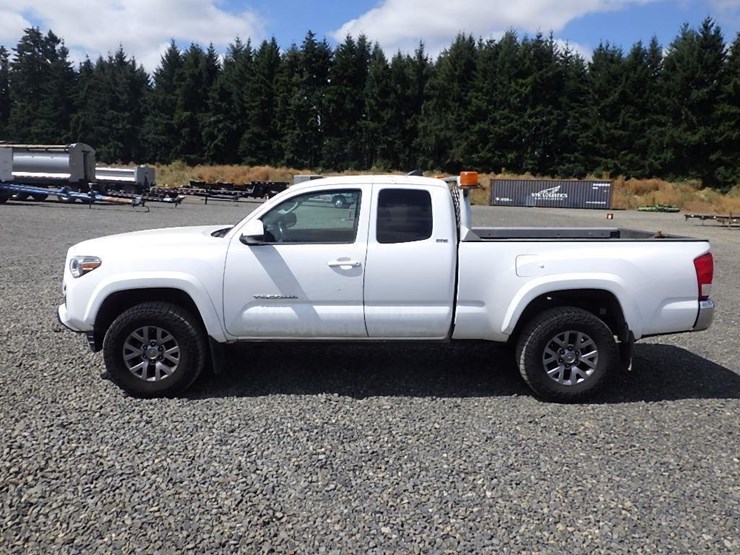 2017-toyota-tacoma-image-2
