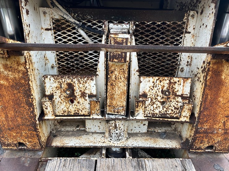 #4525-•-2010-eager-beaver-50-gsl-tri-axle-lowboy-image-19