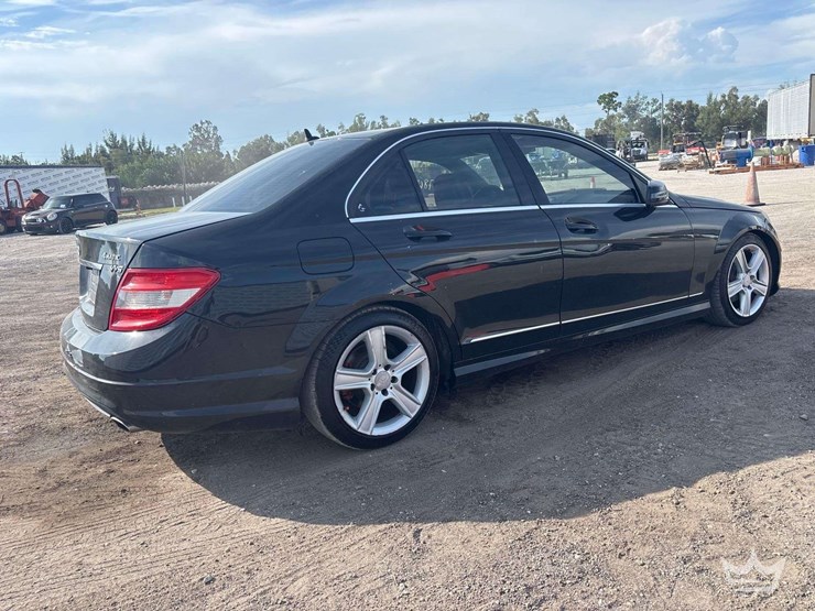 2011-mercedes-benz-c300-awd-sedan-image-4