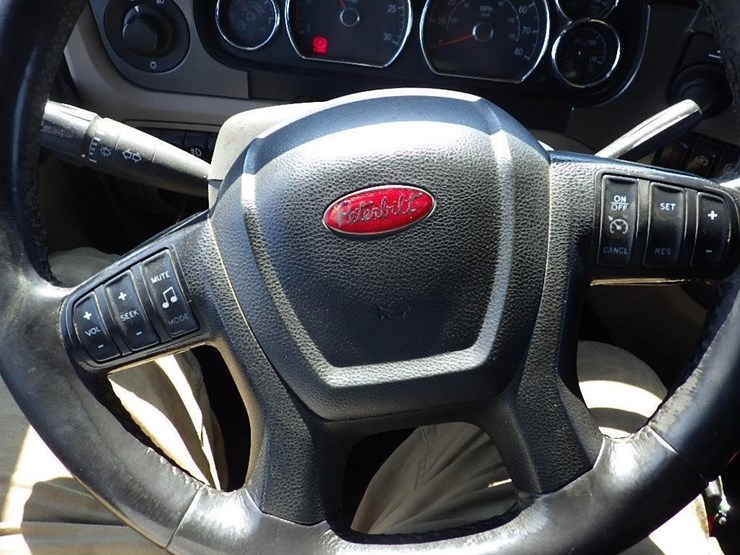 2015-peterbilt-325-image-40