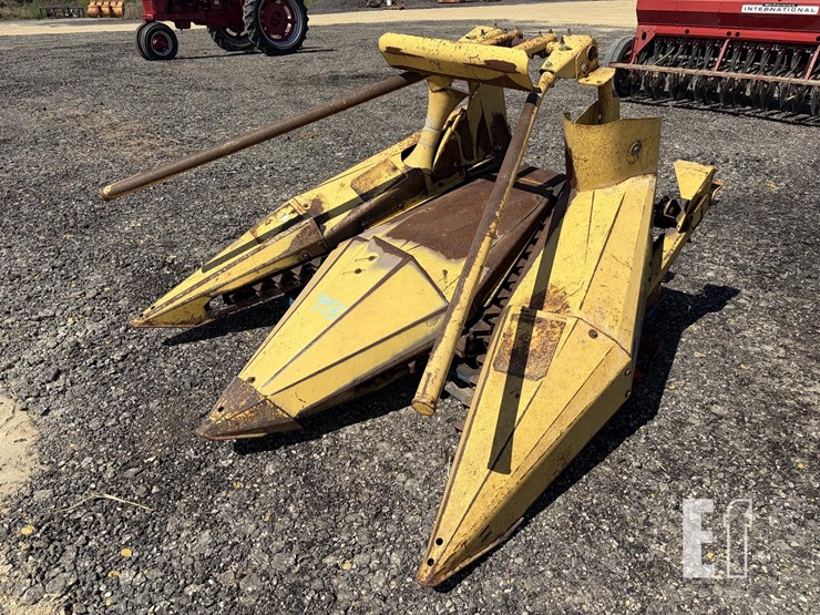 new-holland-824-image-1