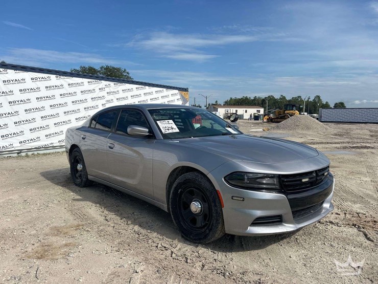 2015-dodge-charger-sedan-image-2