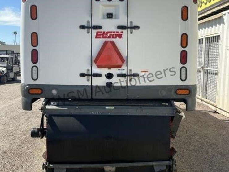 2019-freightliner-m2-106-image-6