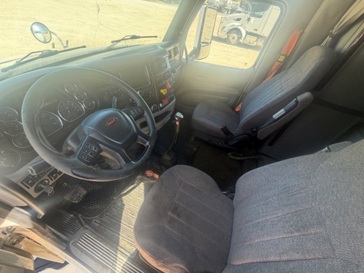 2017-peterbilt-579-image-10