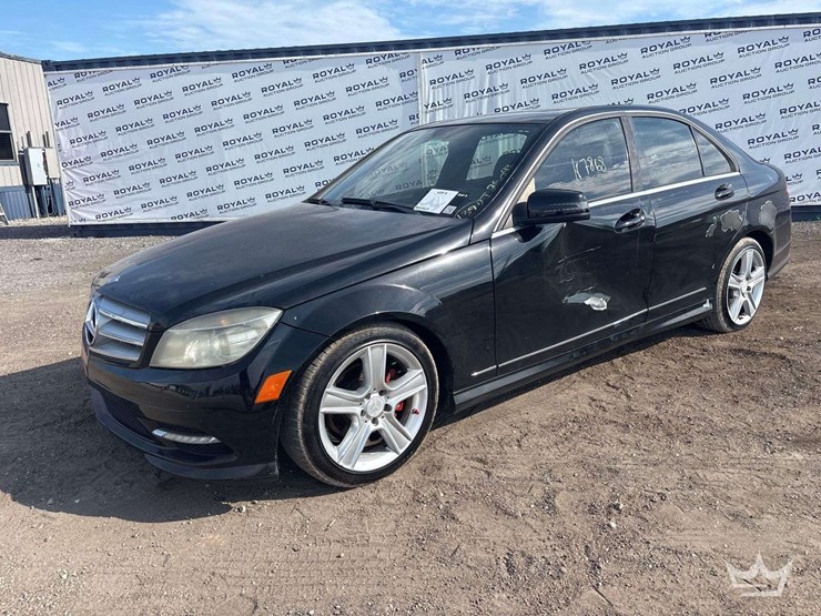 2011-mercedes-benz-c300-awd-sedan-image-2