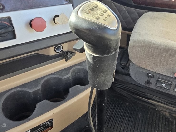 2014-freightliner-122sd-image-12
