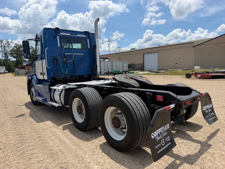 2017-volvo-vnl64t300-image-3