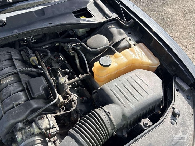 2015-dodge-charger-sedan-image-8