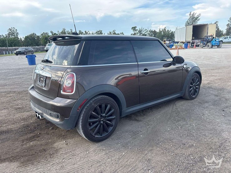 2010-mini-cooper-hatchback-image-3
