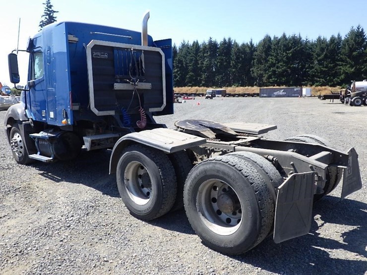 2006-freightliner-columbia-120-image-3