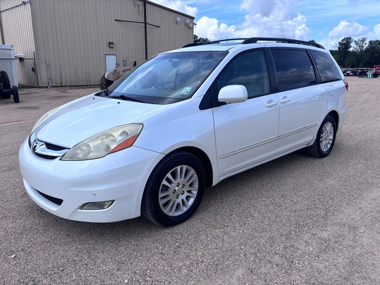 2008-toyota-sienna-image-1
