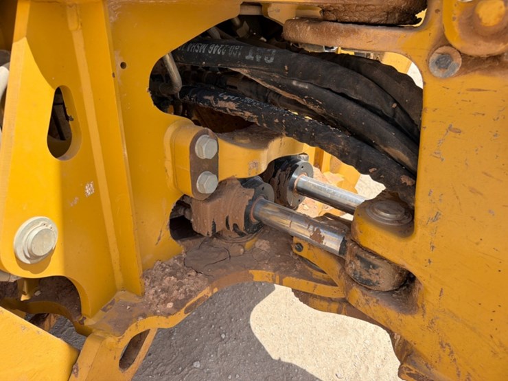 2021-caterpillar-420f2-it-image-8