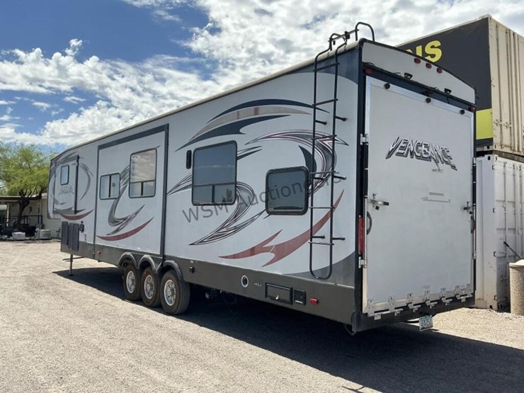 2017-forest-river-vengance-fifth-wheel-toyhauler-image-7