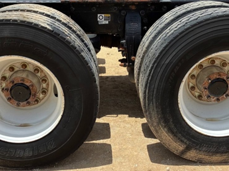 2016-peterbilt-367-image-12