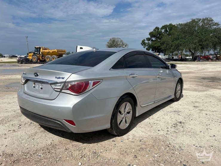 2015-hyundai-sonata-hybrid-sedan-image-2