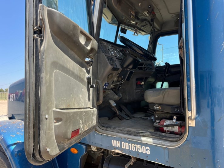 2013-peterbilt-367-image-17