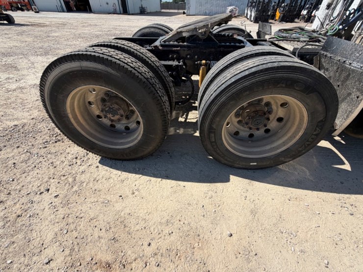 2017-peterbilt-579-image-16