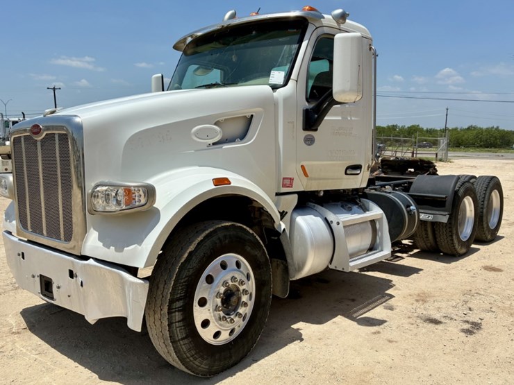 2020-peterbilt-567-image-1