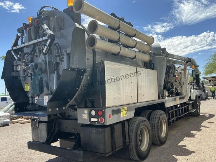 2019-freightliner-114sd-image-5