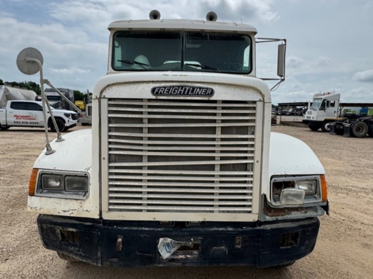 1996-freightliner-fld120-image-2