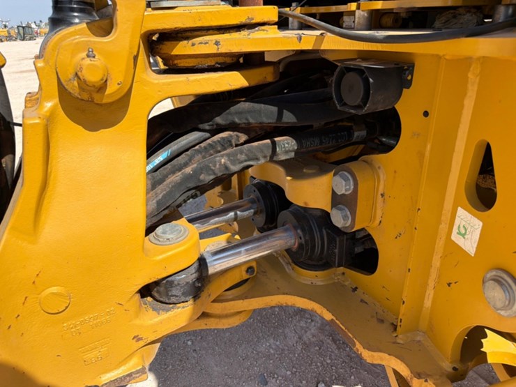 2021-caterpillar-420f2-it-image-6