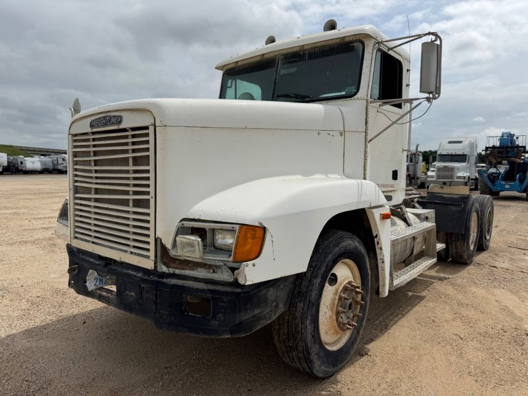 1996-freightliner-fld120-image-1